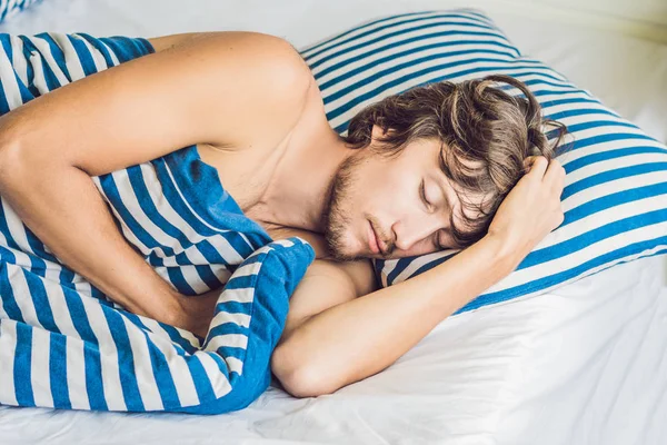 Крупним Планом Знімок Молодого Чоловіка Який Спить Ліжку Спальні — стокове фото