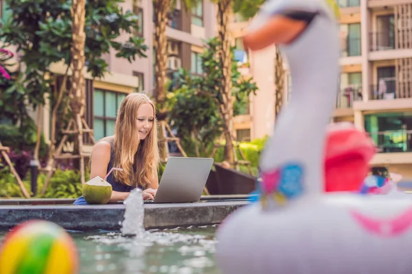 Joven Freelancer Sentada Cerca Piscina Con Portátil Ocupado Vacaciones Concepto — Foto de Stock