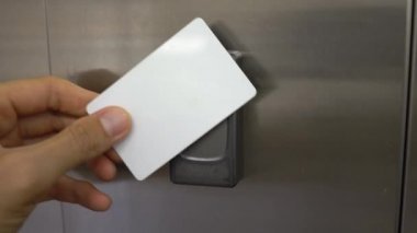 Adam onun yere girmek için yetenek kilidini için plastik anahtar kartını asansörde eklemek