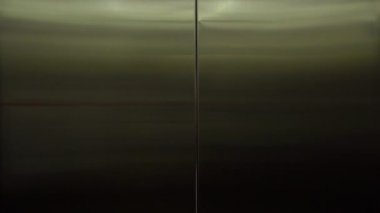 Genç kadın ve oğlu asansöre girin