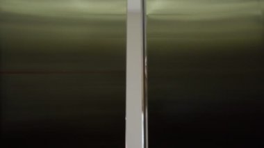 Asansör kapı açılıyor ve kişinin içinde gördüğü genç bir kadın ve ona o gülümsüyor