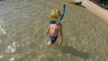 Bir dalış maske ve tüp komik yürümeye başlayan çocuk Slowmotion denize dalış redy vurdu