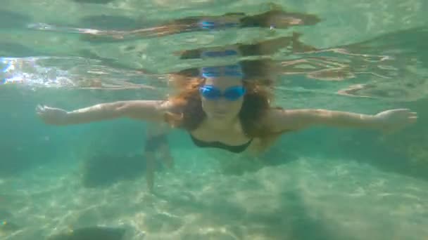 Slowmotion tiro de uma jovem mulher snorkeling e se divertindo em um mar — Vídeo de Stock