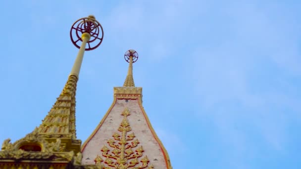 Steadycam toma de un templo de Wat Chalong en la isla de Phuket, Tailandia — Vídeo de stock