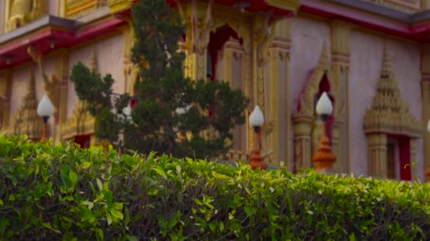 Steadycam toma de un templo de Wat Chalong en la isla de Phuket, Tailandia — Vídeo de stock