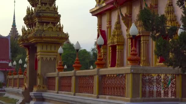 Steadycam toma de un templo de Wat Chalong en la isla de Phuket, Tailandia — Vídeo de stock