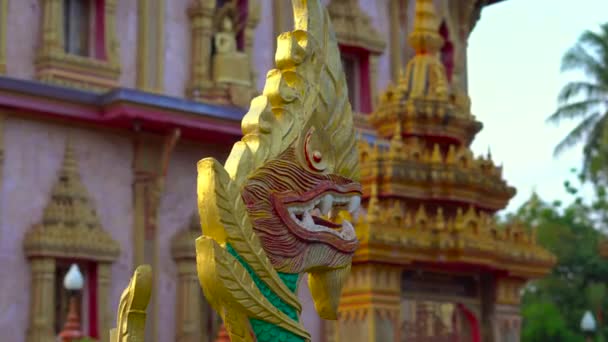 Steadycam tiro de um templo Wat Chalong na ilha de Phuket, Tailândia — Vídeo de Stock