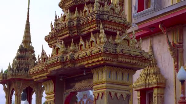 Steadycam tiro de um templo Wat Chalong na ilha de Phuket, Tailândia — Vídeo de Stock