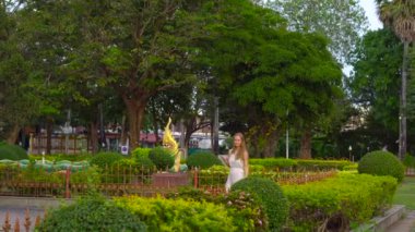 Genç kadın bir Wat Chalong Tapınağı Phuket Island, Tayland ziyaret etti.