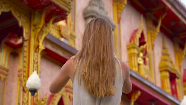 Молода жінка, що відвідують храм ВАТ Чалонг на острові Пхукет, Таїланд — стокове відео