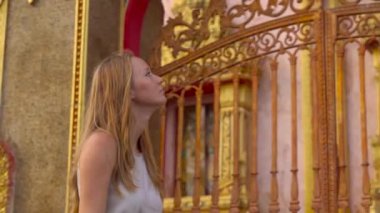 Genç kadın bir Wat Chalong Tapınağı Phuket Island, Tayland ziyaret etti.