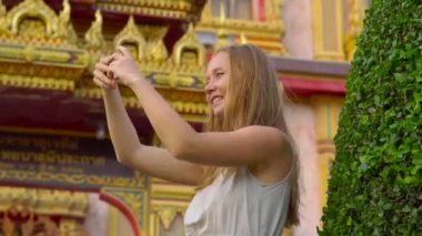 Genç kadın bir Wat Chalong Tapınağı Phuket Island, Tayland ziyaret etti.