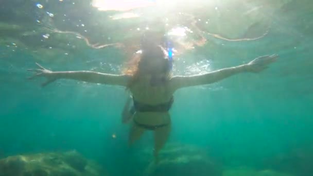 Slowmotion tiro de uma jovem mulher e seu filho pequeno snorkeling em um mar — Vídeo de Stock