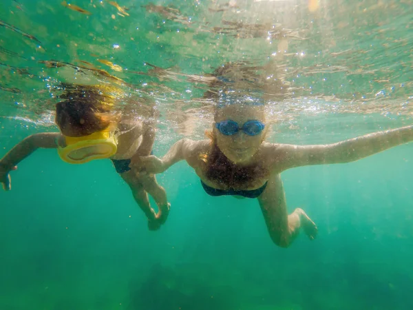 Madre Figlio Felici Che Fanno Snorkeling Mare Giorno — Foto Stock