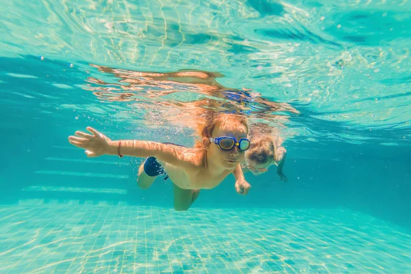 Due Giovani Ragazzi Che Tuffano Maschera Sott Acqua Piscina Giorno — Foto Stock