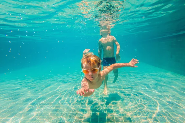 Zwei Kleine Jungen Tauchen Tagsüber Maskiert Unter Wasser Pool — Stockfoto