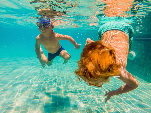 Due Giovani Ragazzi Che Tuffano Maschera Sott Acqua Piscina Giorno — Foto Stock