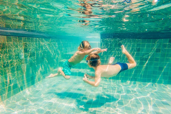 Dva Mladí Chlapci Potápění Masky Pod Vodou Bazénu Dne — Stock fotografie