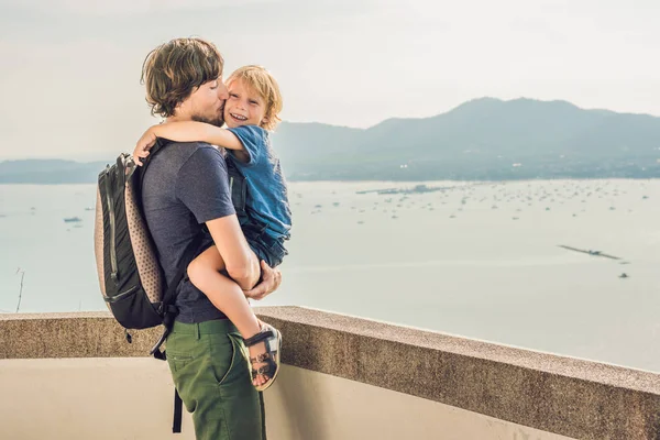 Pappa Och Son Bakgrunden Tropisk Strand Liggande Panorama Vackra Turkosblått — Stockfoto