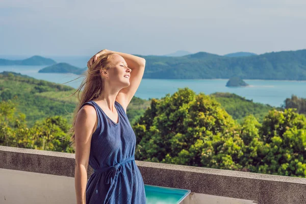 Giovane Donna Sullo Sfondo Della Spiaggia Tropicale Panorama Paesaggio Bellissimo — Foto Stock