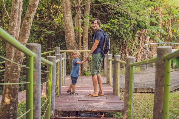 Vader en zoon genietend van een wandeling in het bos — Stockfoto