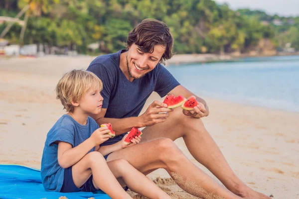 Familia Feliz Padre Hijo Comiendo Sandía Playa Los Niños Comen — Foto de Stock