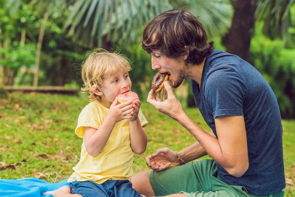 Vater Und Sohn Essen Park Einen Donut Schädliche Ernährung Der — Stockfoto