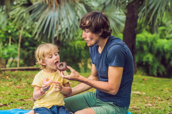 Papa Fils Mangent Beignet Dans Parc Nutrition Nuisible Dans Famille — Photo