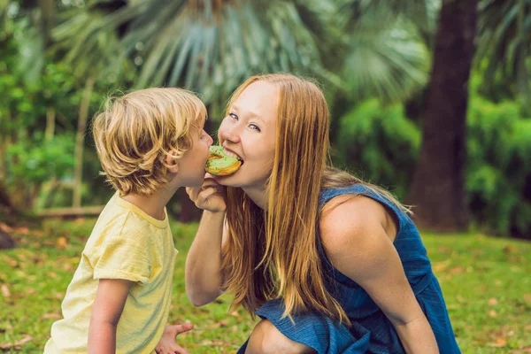 Mamma Figlio Stanno Mangiando Una Ciambella Nel Parco Nutrizione Nociva — Foto Stock