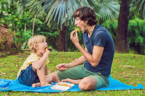 귀여운 아버지와 케첩과 감자를 먹으십시오 — 스톡 사진