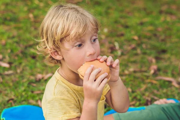 Милий Хлопчик Їсть Великий Смачний Гамбургер Крупним Планом — стокове фото