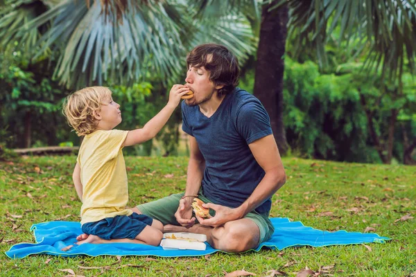 Portrait Jeune Père Fils Dégustant Hamburger Dans Parc Pendant Journée — Photo