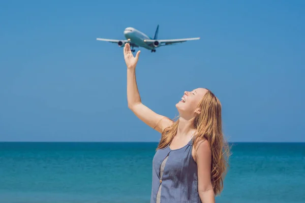Mujer Joven Playa Aviones Aterrizaje Concepto Viaje — Foto de Stock