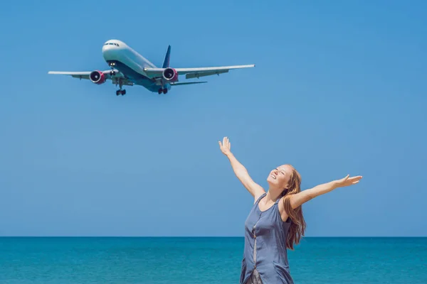Plaj Iniş Uçakta Genç Bir Kadın Seyahat Kavramı — Stok fotoğraf