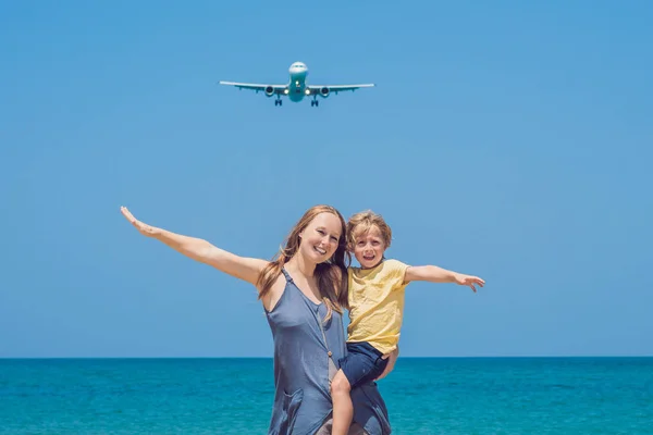 Madre Figlio Divertono Sulla Spiaggia Guardare Gli Aerei Atterraggio Viaggiare — Foto Stock