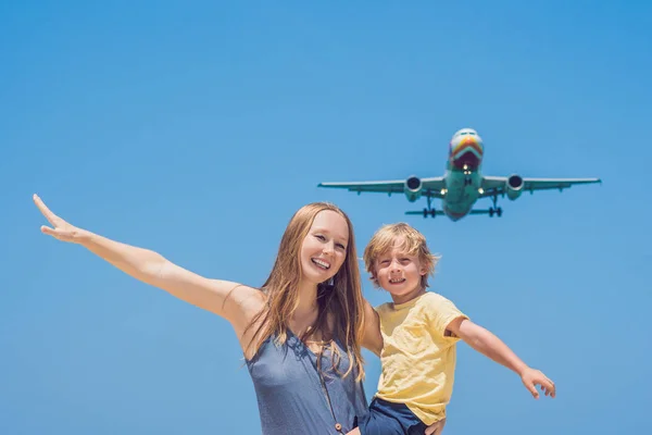 Mãe Filho Divertem Praia Assistindo Aviões Pouso Viajar Avião Com — Fotografia de Stock