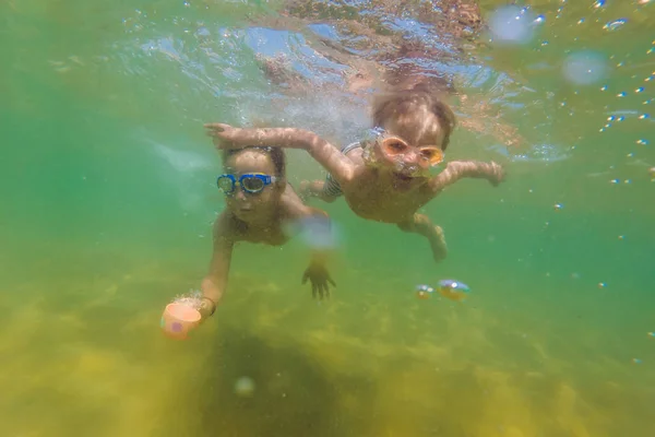 Zwei Jungen Tauchen Mit Schwimmbrille Meer — Stockfoto
