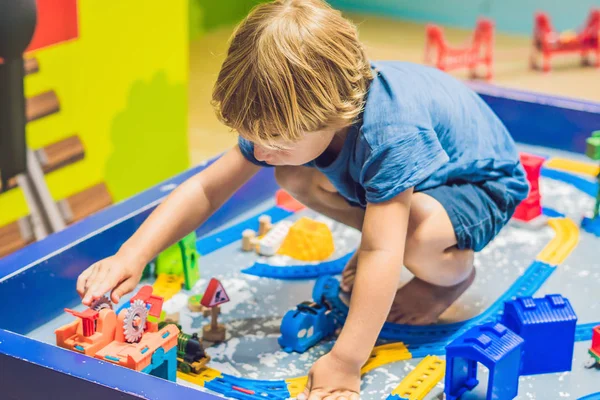 Ein Junge Spielt Mit Einer Spielzeugeisenbahn — Stockfoto