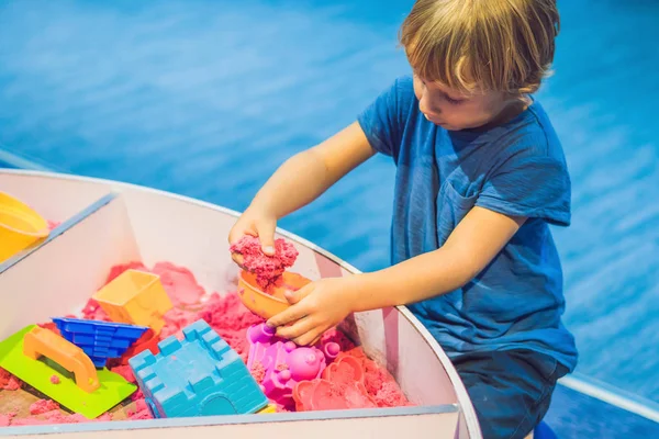 Junge Spielt Vorschulalter Mit Kinetischem Sand Die Entwicklung Eines Feinmotorischen — Stockfoto