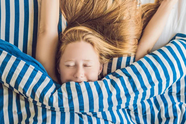 Jeune Femme Heureuse Réveillant Matin Dans Chambre Debout Près Fenêtre — Photo