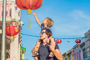 Baba ve oğul Portekizce sokakta yürürken Romani Phuket Town oteli tarzı. Chinatown veya eski şehir olarak da bilinir. Çocuk kavramı ile seyahat