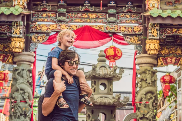 Papà Figlio Che Camminano Strada Stile Portoghese Romani Phuket Town — Foto Stock