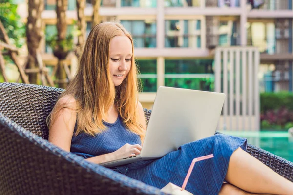 Onu laptop ile havuz oturan genç kadın serbest meslek sahibi. Bayramlarda meşgul. Uzak iş kavramı 