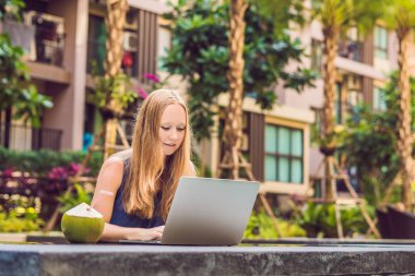 Onu laptop ile havuz oturan genç kadın serbest meslek sahibi. Bayramlarda meşgul. Uzak iş kavramı 