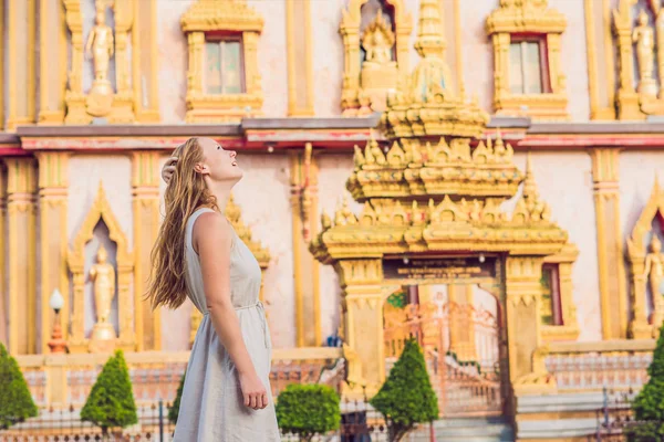 Mulher Turista Fundo Templo Tailandês Wat Chalong — Fotografia de Stock