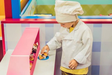 Sanki bir aşçı ya da bir çocuk mutfakta bir fırıncı çocuk oyun oynar.