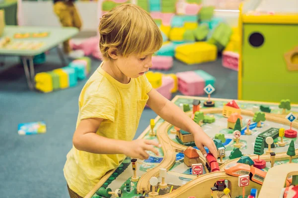 Crianças Brincam Com Brinquedo Madeira Constroem Ferrovia Brinquedo Casa Creche — Fotografia de Stock