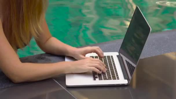 Jeune Femme Pigiste Assise Près Piscine Avec Son Ordinateur Portable — Video