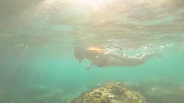 Slowmotion tiro de uma jovem mulher snorkeling em um mar . — Vídeo de Stock