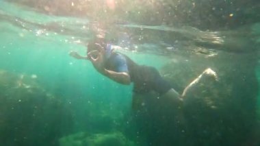 Denize Slowmotion atış genç bir adamın şnorkel ve dalış daldırma